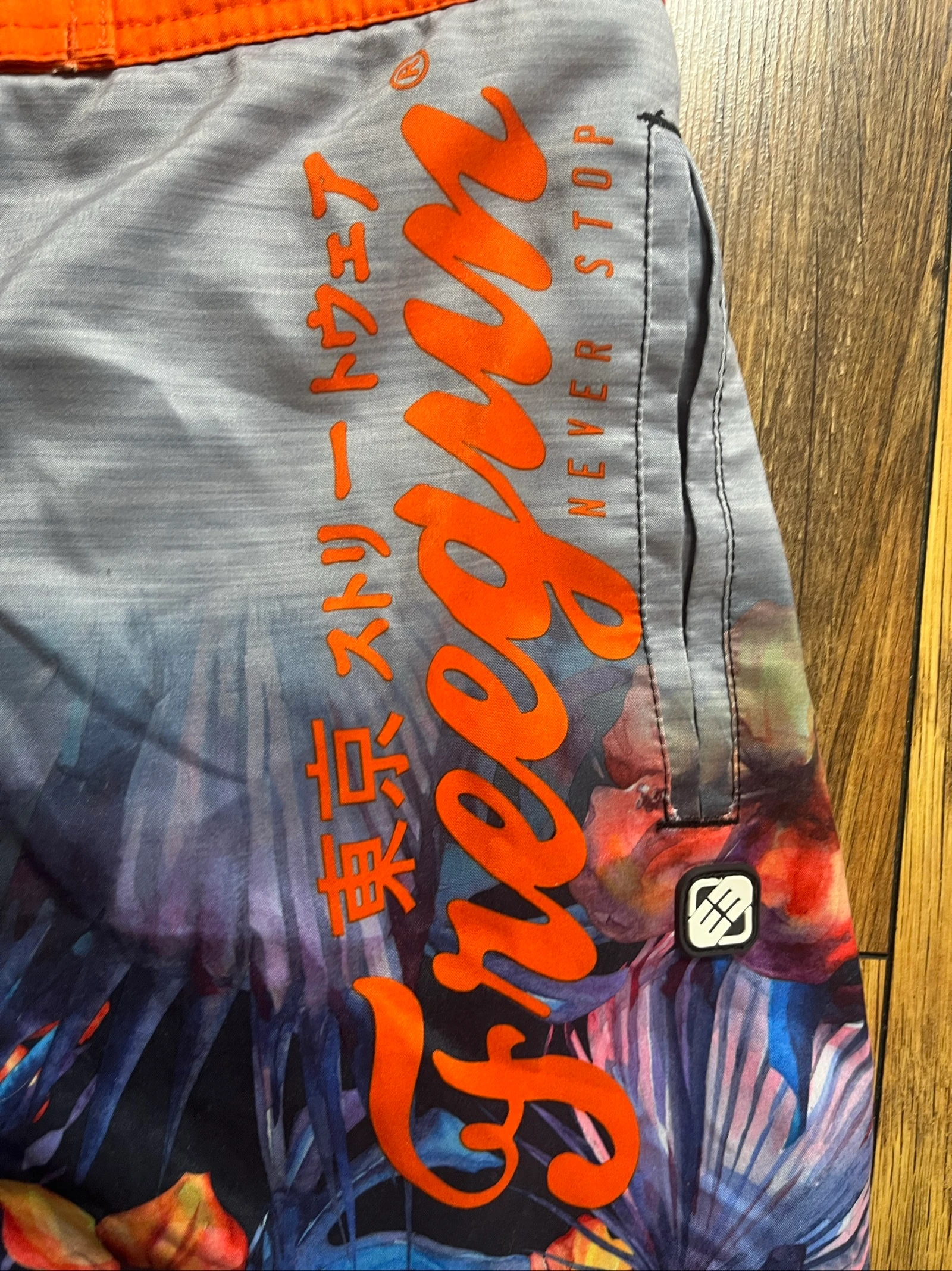Boardshort tropical flores anaranjadas inscripción japonesa - Freegun - Talla M - muy buen estado – photo 6